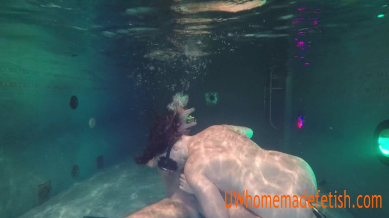 UW Homemade Fetish: Couple having fun in the pool underwater