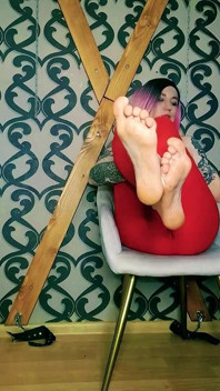 Lady angela nackte Füße und Turnschuhe rote latex-leggings, fetisch, domina