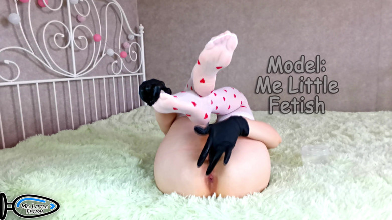 Me_little_fetish: Seorang awek dalam stoking dan sarung tangan lateks sedang melancap