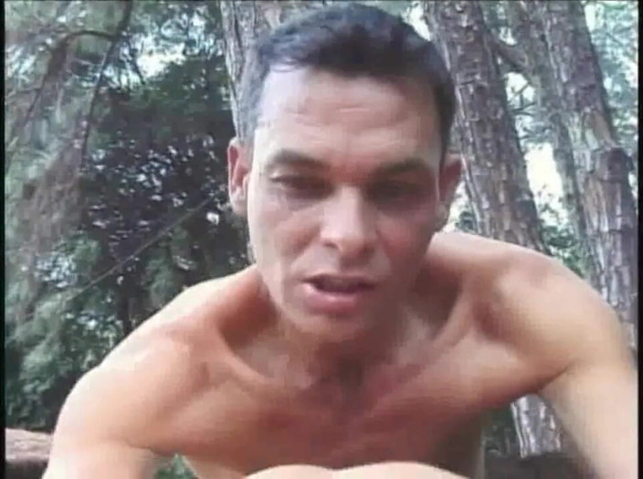 Shemale videos: Shemale blonde dikongkek kembar Latino di hutan