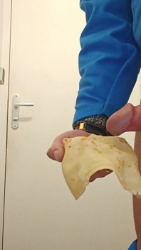 Klaarkomen op eten op het werk in het toilet