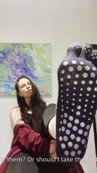 Oler y lamer mis calcetines sudorosos después del yoga