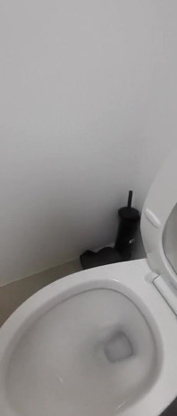 Męska publiczna toaleta podkręci mnie tak napalona