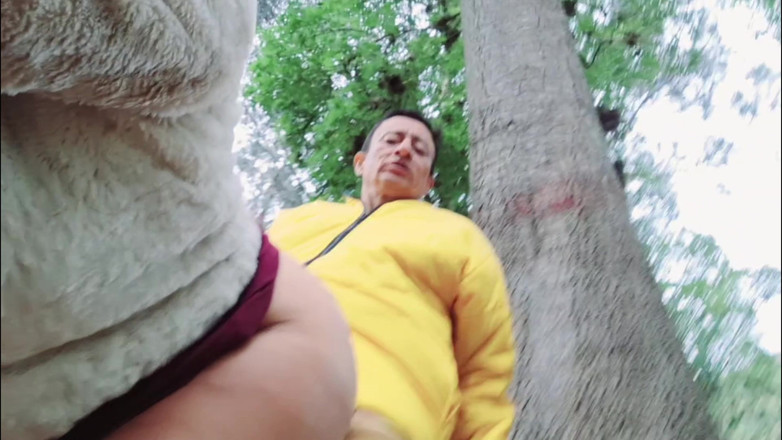 Lady: Милфа с большой грудью с большой задницей сосет член извращенного старика и принимает это в ее сочную киску