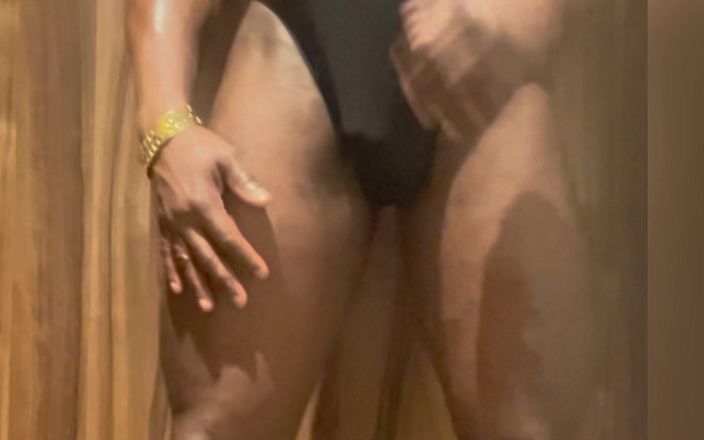 Black smoking muscle stepdad: Na de training G-string singlet geoliede flex - en speelgoedsessie