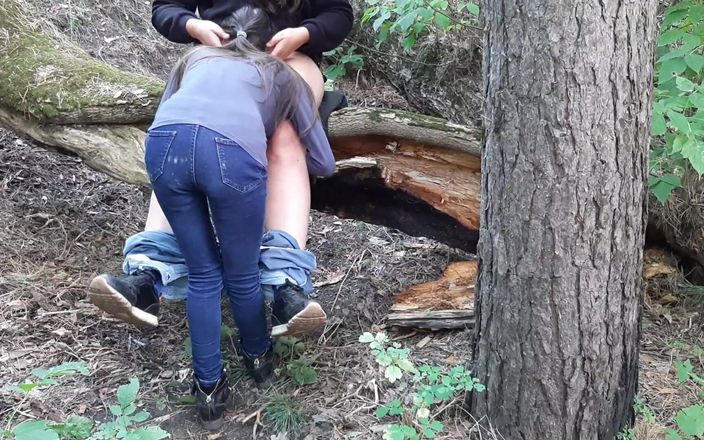 Lesbian-illusion: Bekeken seks in het bos met twee lesbiennes - lesbische illusie