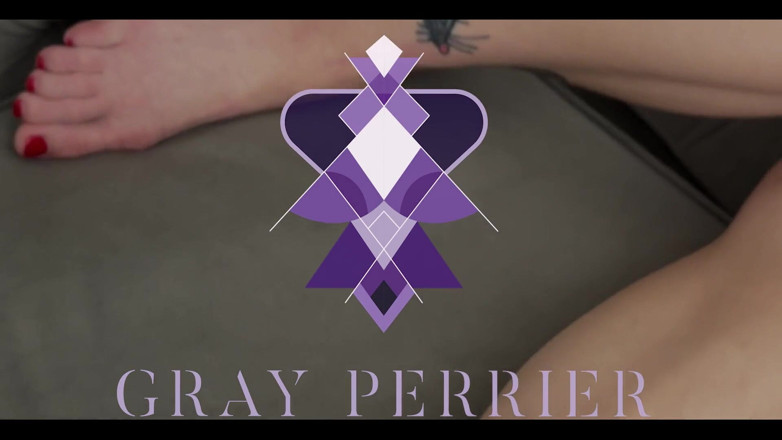 Gray Perrier: Tesão trans se masturbando com vibrador fresco fora do chuveiro