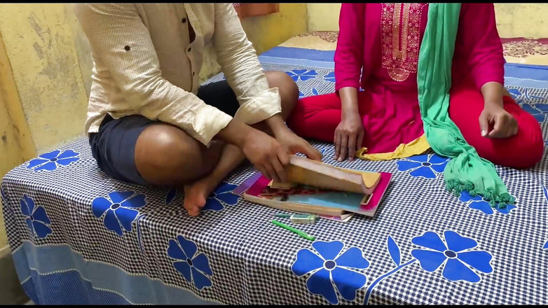 Sathi Bhabhi: Мой первый секс-учитель сати бхабхи, и она трахает своего студента для изучения английского языка.