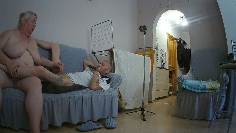 Zona901: Ibu tiriku bantuin aku ngocok kontolku sampai aku crot