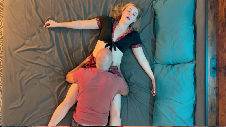 Island Boy Vids: Play Doll Tyler Lynn macht sich via Bauchanbetung an