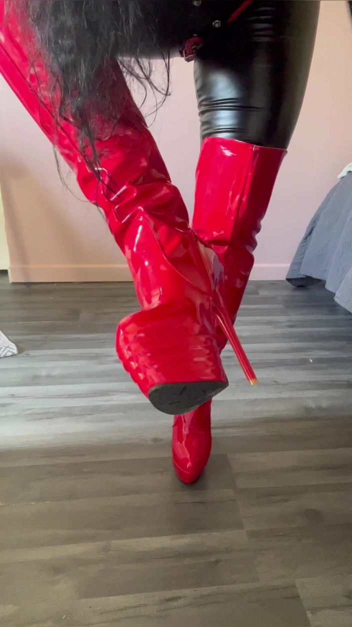 Maitresse Clara: 我全身心投入到我的大腿高靴上