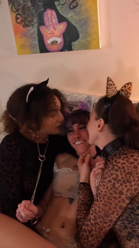 Trzy dziewczyny z idealną dupą kontra ogromny biały kutas - Viviennoir, Milia, Cherrywhiskeyx, Bigmax8inch