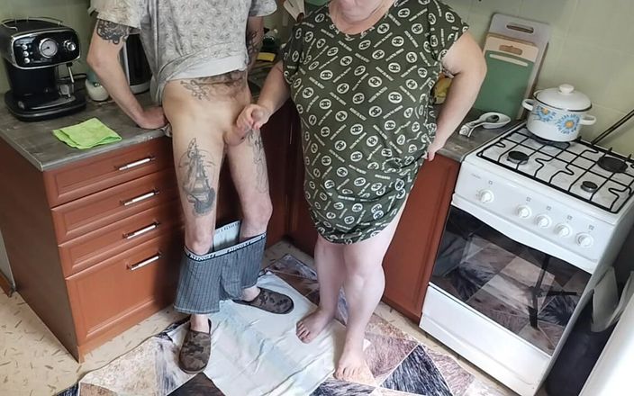Sweet July: मोटी महिला किचन में मेरे लंड को झटका देती है और मैं जोरदार तरीके से वीर्य निकालती हूं