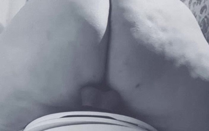 Riderqueen BBW Step Mom Latina Ebony: Riderqueen在厕所为粉丝服务