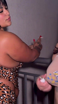 สูบบุหรี่บนระเบียงกับเพื่อน BBW ของฉัน