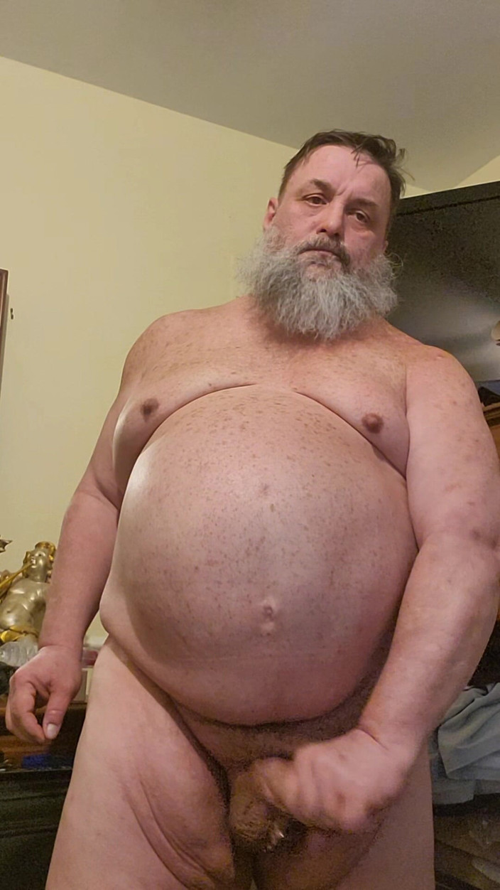 GeneWadexxx: Großer bär masturbiert an einem sonntag seinen großen schwanz