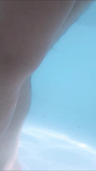 Mr creampie Scopa Cheyenne in piscina