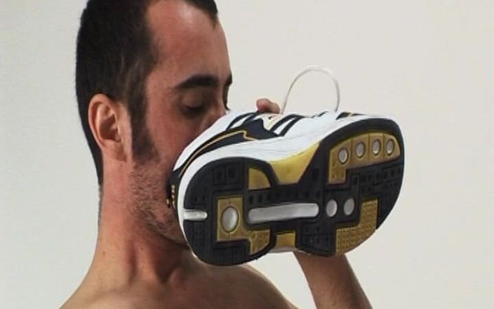 Euro Content Gay: Delgado tio cachondo le gusta chupar su propia polla