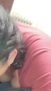 Milf madrasta faz um boquete desleixado com porra na boca
