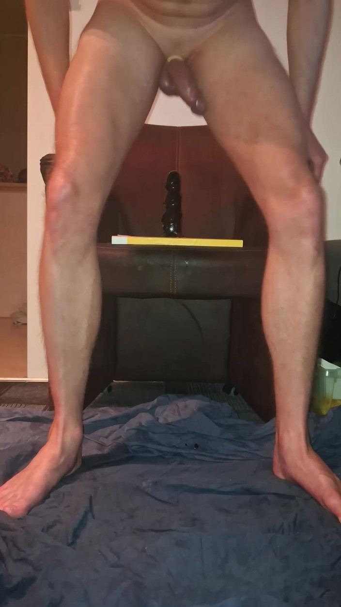 NoFace Twink X: Heißer schwuler mit schönen füßen reitet dildo und hat pissen-orgasmus