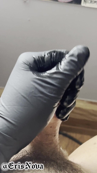 Eris Nova: Une trans gothique se branle avec des gants en latex