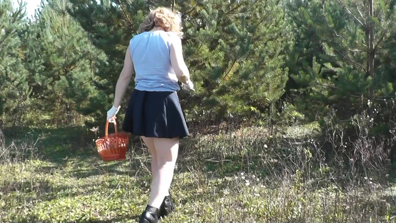 XXX-Platinum: Fuori. La bella matrigna MILF senza mutandine sceglie funghi nella...