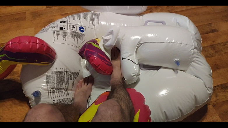 Floatie Boy: Desinflando mi unicornio inflable con mis pies