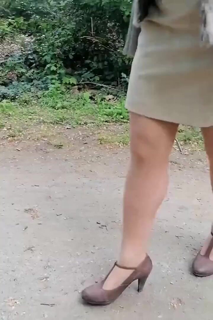 Mike Vonberg: gili choot vaali sundar randi ke saath paark men tahlen