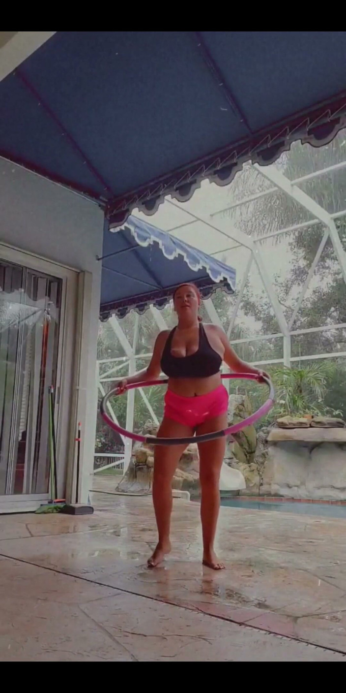 Annabelle Rogers: Senaman tepi kolam renang bertelanjang hari hujan! Adakah awak akan...