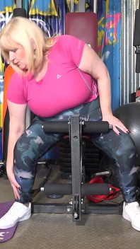 Auntjudys - Catherine Can, BBW Mature Poilue, Se Masturbe À La Salle De Sport