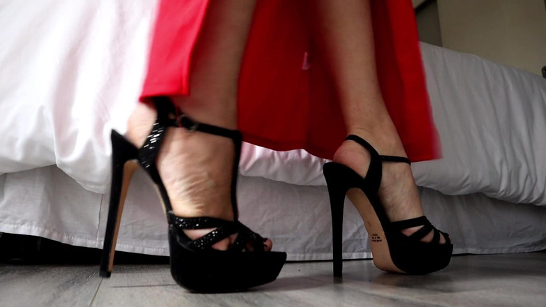 Kinky Lyrical: Highheel ASMR - elle se promène dans des talons aiguilles vraiment...