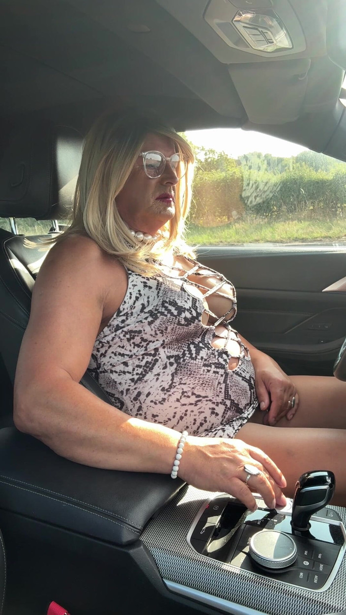 Kellycd2022: Crossdresser sexy Kellycd2022 în White Animal Print și ciorapi se bucură de...