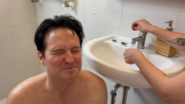 Femdom Austria: Lesbijskie upokorzenie łazienki!