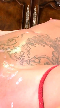 Herrin und 2 sklaven: clips und candlewax zum fisting