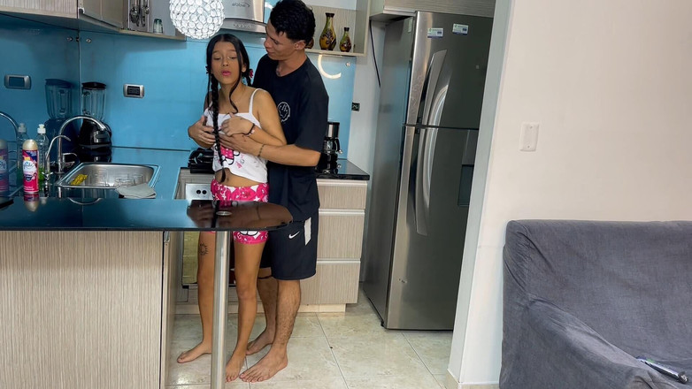 Kyleipalvin: Aku mengelabui adik tiriku bersih-bersih dapur untuk ngajak dia ngentot...