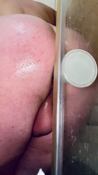 Sweethole: Teen oholený zadek si užívá robertek ve sprše