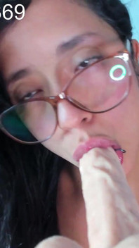 Eu seduzo a câmera enquanto chupa meu vibrador favorito
