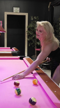 Poprvé se swingers setkají se zkušeným francouzským párem v sexuálním klubu