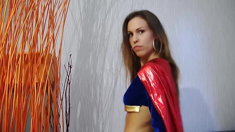 Toy Sluts: O gagică sexy în ținută supeman se masturbează tare