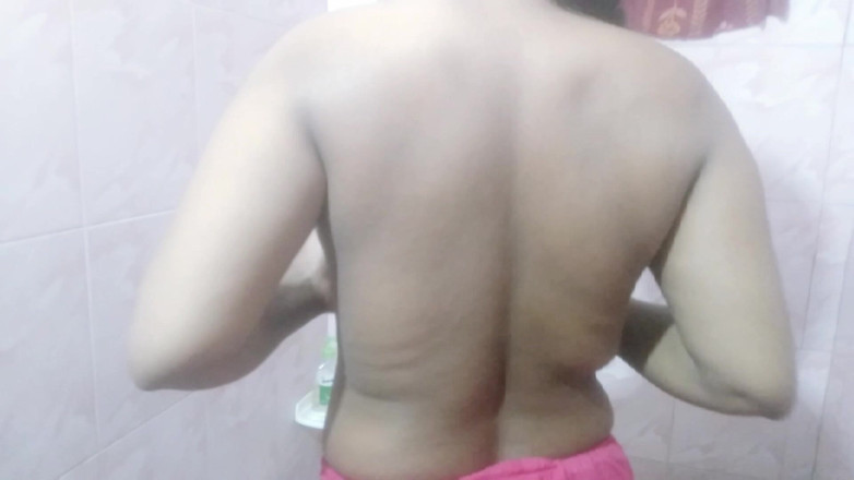 Sahid mim couple: 我妻子的亲密淋浴挑逗：阴道，屁股和她男友撒尿的时刻