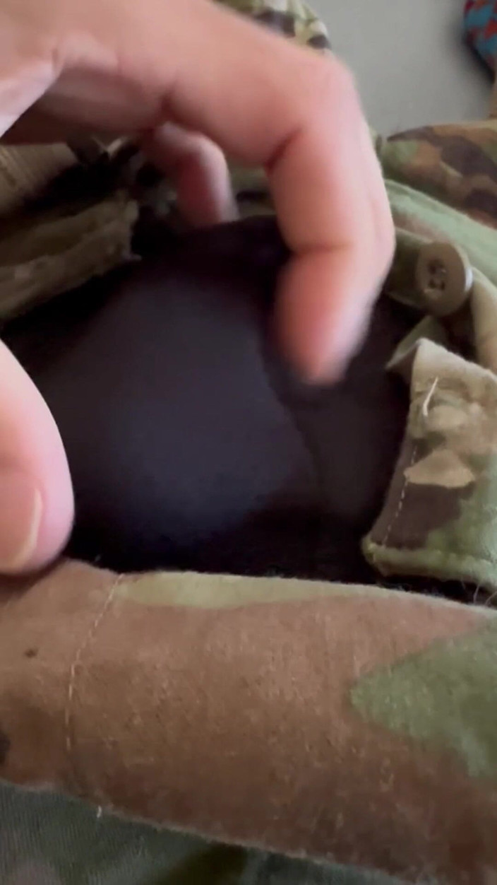 Gay Soldier Stuff: Tentara ngocok dengan seragam dengan kaus kaki hitam - tembakan penuh...