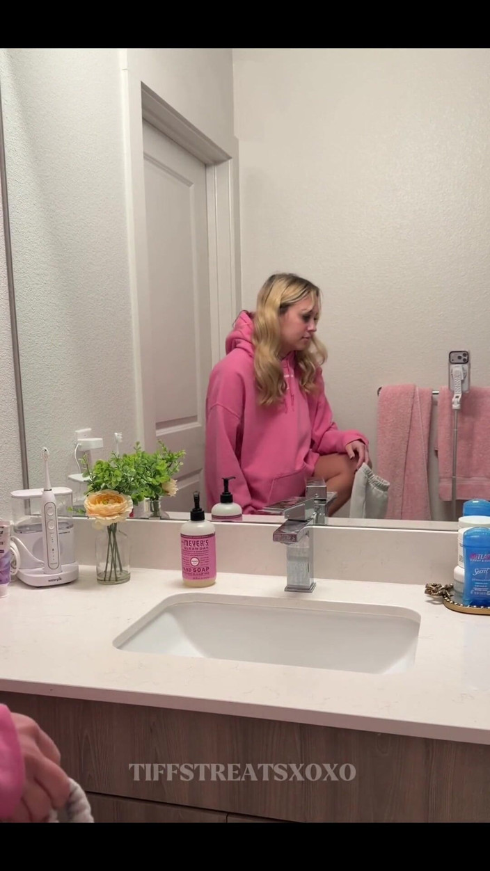 Tiffstreatsxoxo: Čůrání v umyvadle mého nejlepšího přítele!
