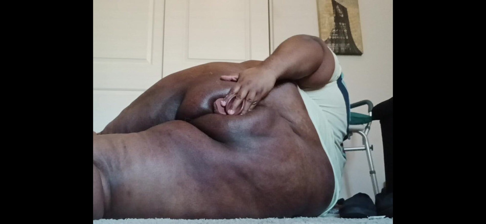 FantomeBi: Ebony Superchub Sissy tar anal plugs och dildo för första...