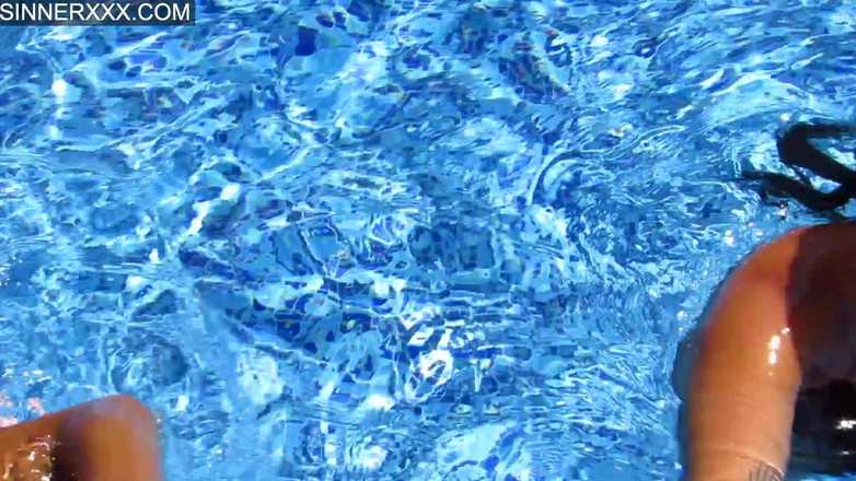 Sinners World: 火辣黑人和热辣的拉丁女郎bella diosa和kiki minaj的疯狂户外按摩浴缸3P