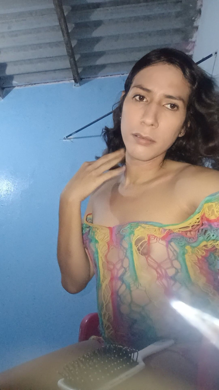 Femboy from Colombia: Ich werde jetzt diesen Raum streichen