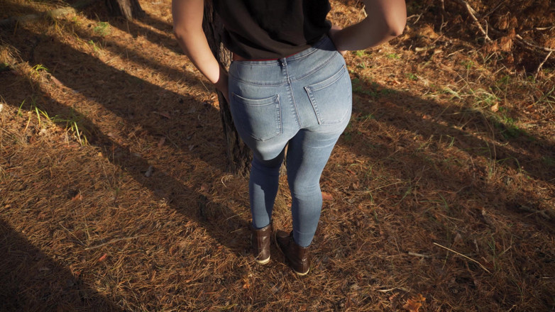 Teasecombo 4K: Sexy milfka v těsných džínách škádlí její úžasný zadek v lese