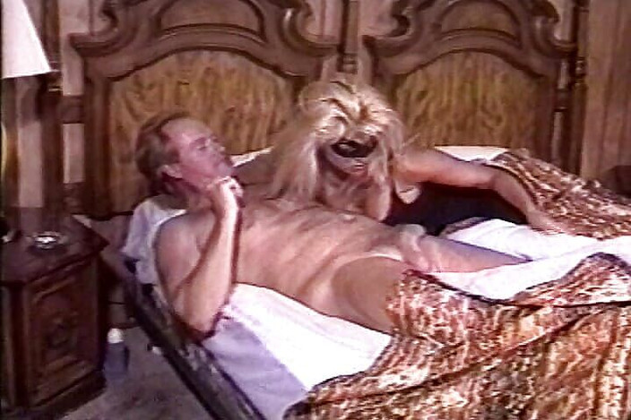 Vintage Life: 一个漂亮的戴面具的金发女郎准备接受大鸡巴