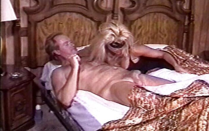 Vintage Life: En bedövning maskerad blondin redo att ta en stor kuk
