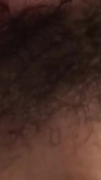 Peituda milf esticada em sofá desleixado martelando