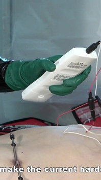 Sadistická doktorka vloží bougie do močové trubice pacienta a dává mu elektrický šok, směje se